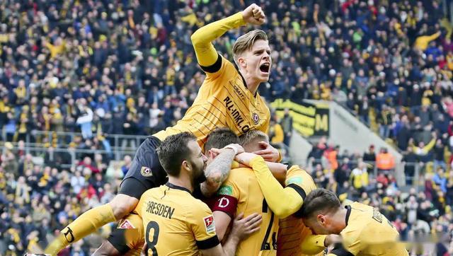  德累斯顿迪纳摩重启百年庆典，历史荣誉展吸引万人参观  