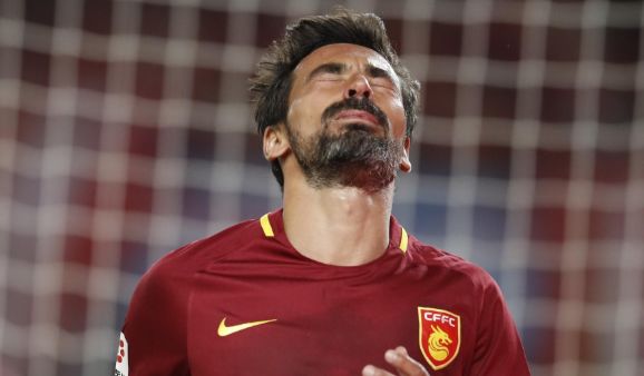  伊布退役仪式感动圣西罗，传奇落幕泪洒当场  