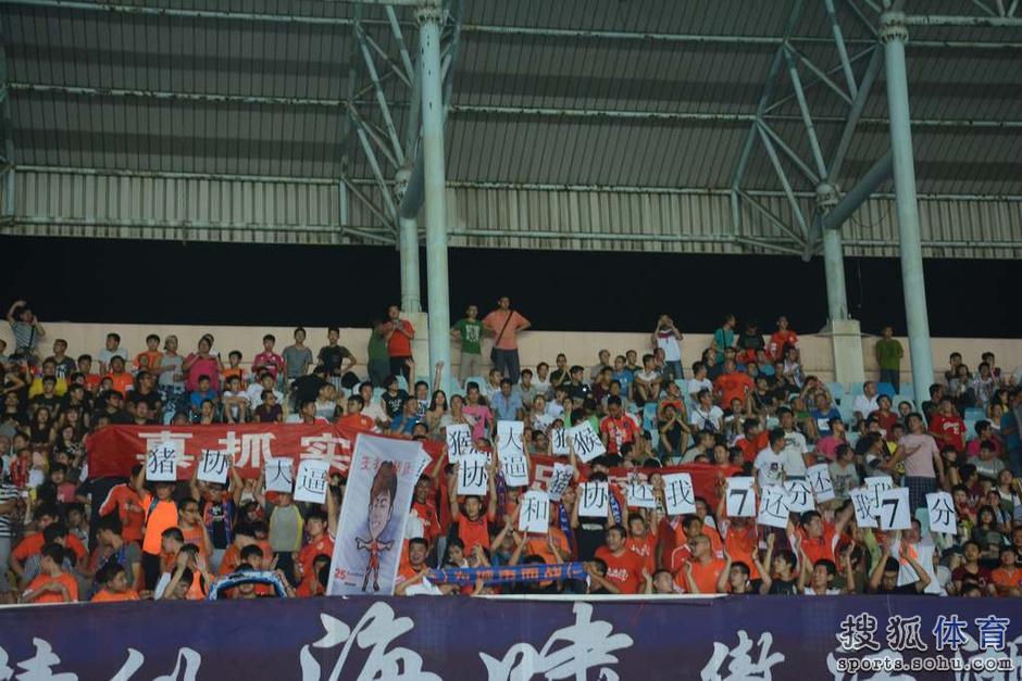  杜塞尔多夫球迷抗议票价，赛前围堵球场  
